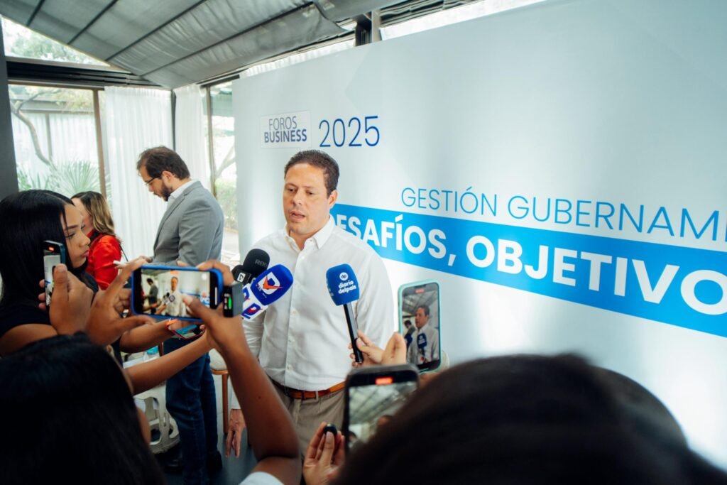 CARLOS BONILLA 6 Bonilla destaca construcción miles de viviendas y decenas de hospitales en Foro Business 2025