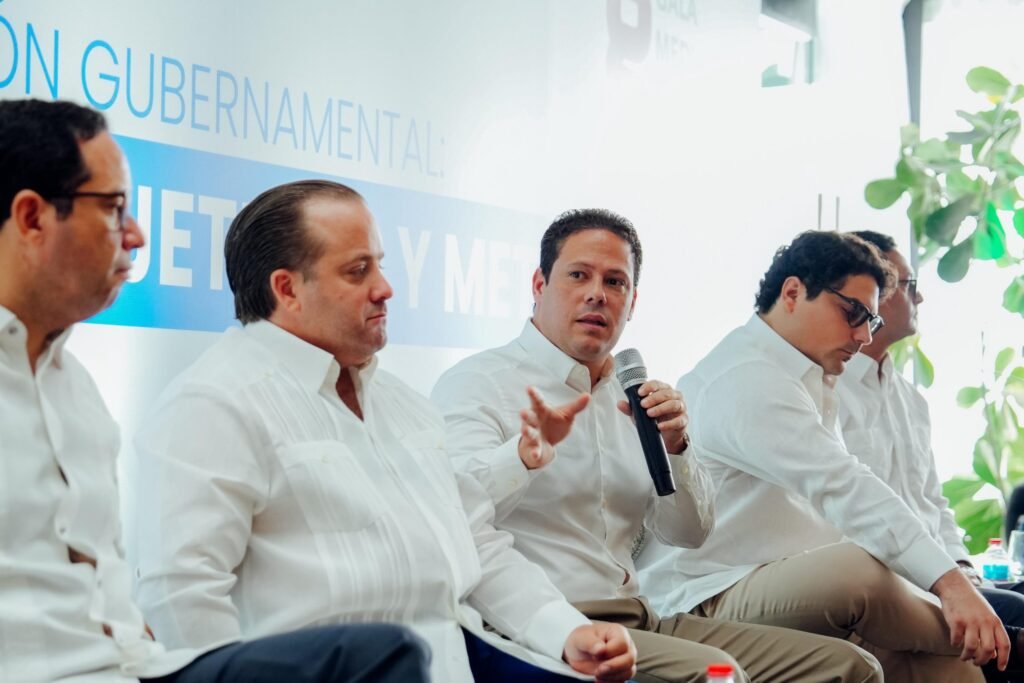 Carlos Bonilla Y OTROS 4 Bonilla destaca construcción miles de viviendas y decenas de hospitales en Foro Business 2025