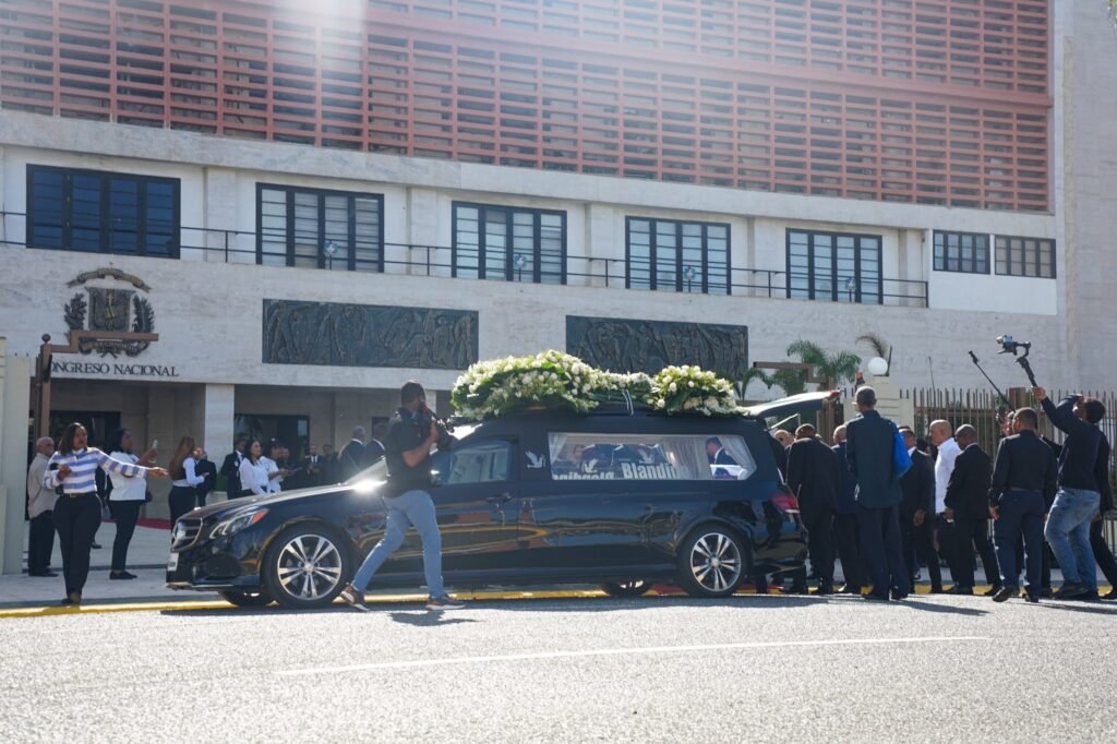 Carro funebre al llevar a Fello Subervi El Congreso Nacional rinde homenaje a Rafael «Fello» Suberví