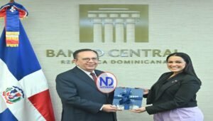 Entregan informe del «Dominicanos en el exterior 2024” al gobernador del BC