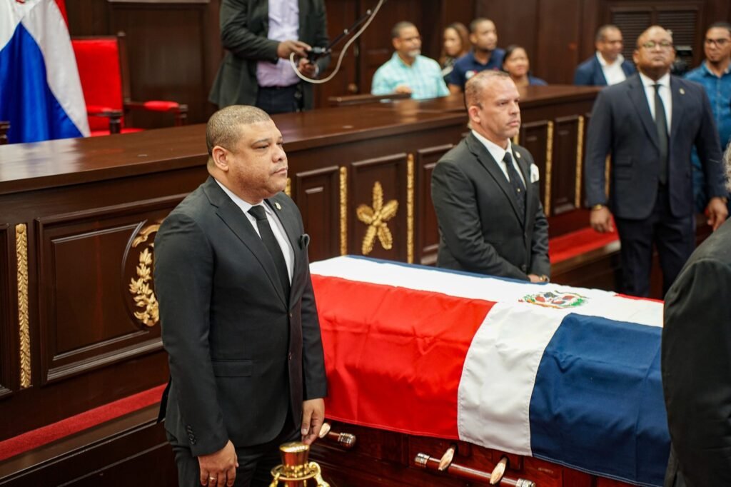 Congresista al hacer guardia de honor por la muerte de Fello Subervi El Congreso Nacional rinde homenaje a Rafael «Fello» Suberví