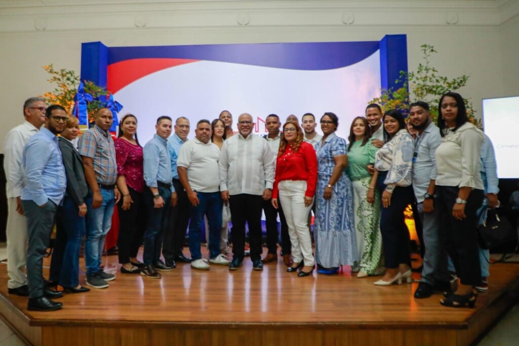 Fabricio Gomez Mazara 3 Gobierno entrega RD$110 MM en créditos a 500 microempresarios de Santiago