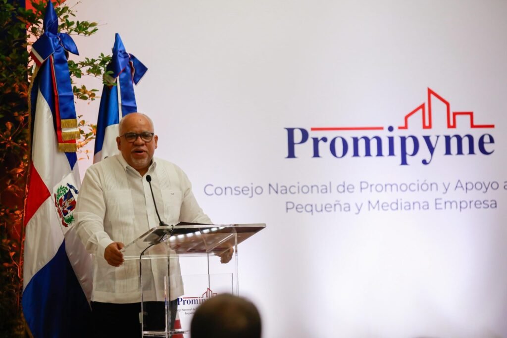 Fabricio Gomez Mazara 4 Gobierno entrega RD$110 MM en créditos a 500 microempresarios de Santiago