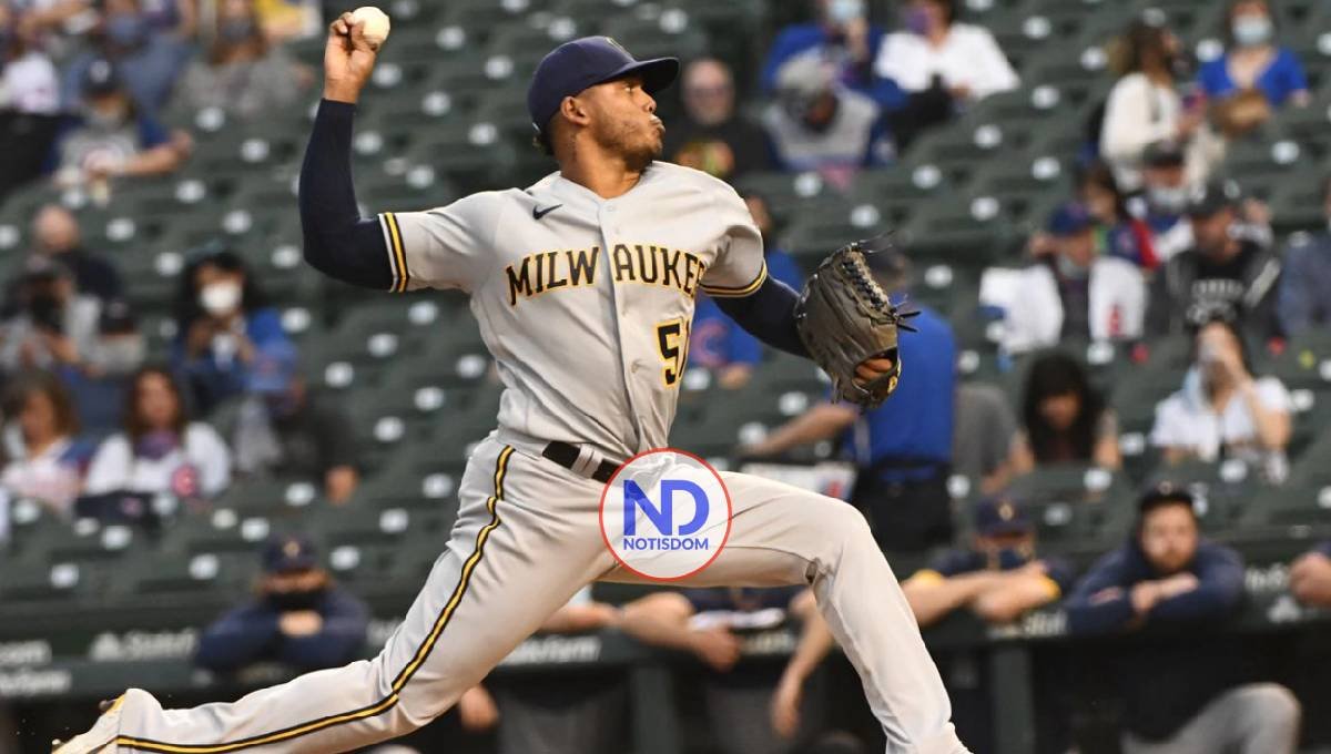 Dominicano Freddy Peralta logra su novena victoria con los Cerveceros