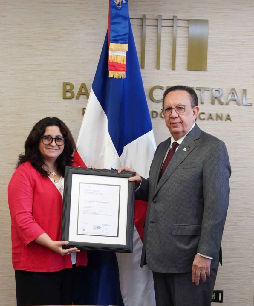 BCRD recibe recertificación en Gestión de Seguridad de la Información 4 Hector Valdez Albizu y Montserrat Aguilar BCRD recibe recertificación en Gestión de Seguridad de la Información