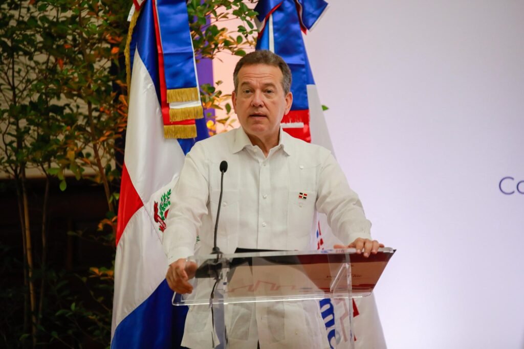 ITO BISONO 67 Gobierno entrega RD$110 MM en créditos a 500 microempresarios de Santiago