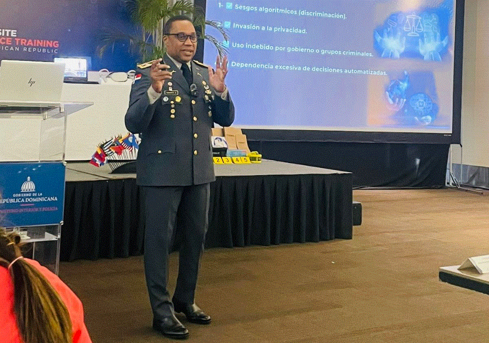 JAVIER TAVAREZ Coronel Tamarez expone sobre IA en persecución penal en cónclave de la OEA