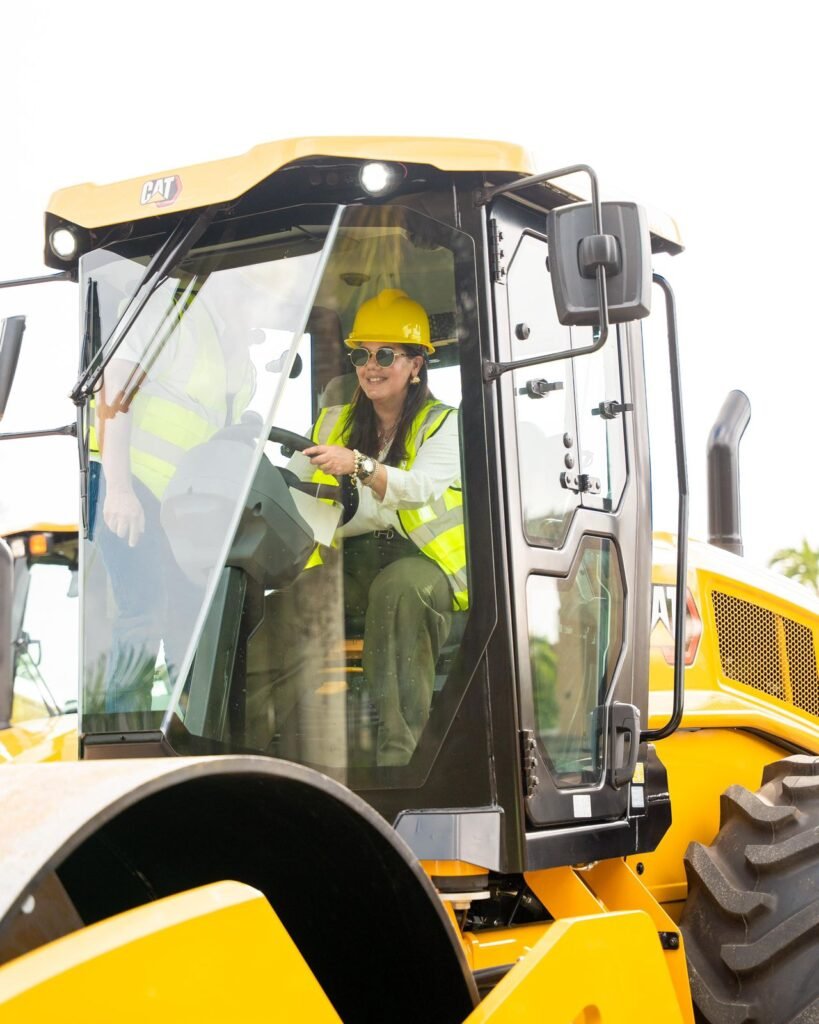 Karina Aristy 1 Alcaldía de Higüey adquiere modernos equipos pesados mediante subasta inversa