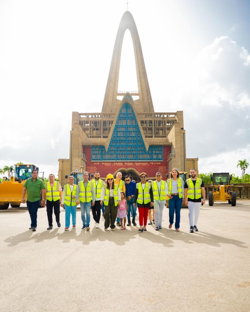 Karina Aristy 2 Alcaldía de Higüey adquiere modernos equipos pesados mediante subasta inversa