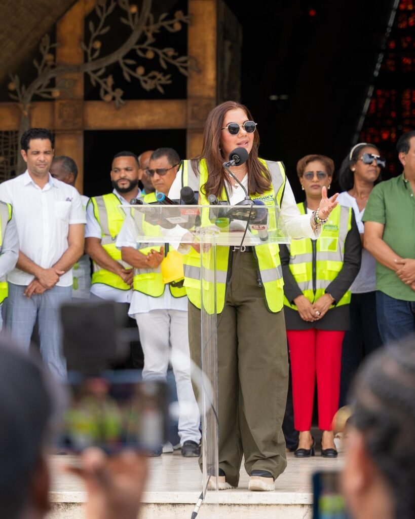 Karina Aristy Alcaldía de Higüey adquiere modernos equipos pesados mediante subasta inversa