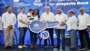 Abinader entrega apartamentos y supervisa la avenida Ecológica