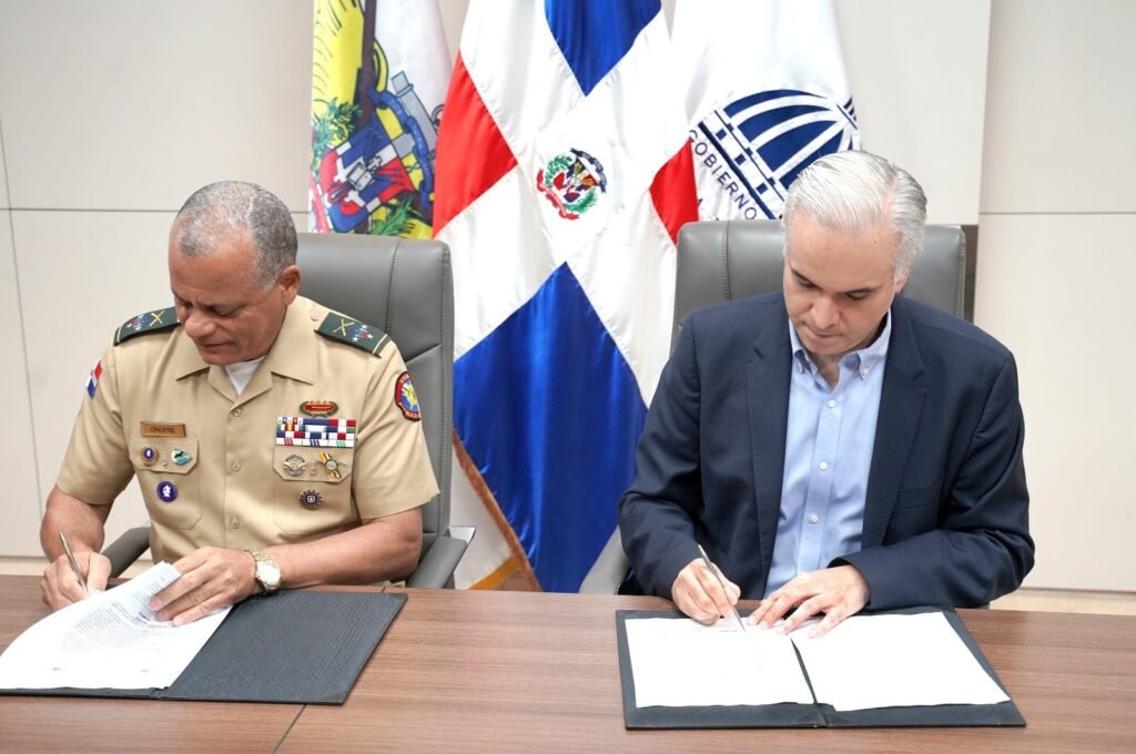 Gobierno producirá 150 mil butacas escolares a través de Industria Militar 3 Luis Miguel De Camps y Carlos Antonio Fernandez Onofre Gobierno producirá 150 mil butacas escolares a través de Industria Militar