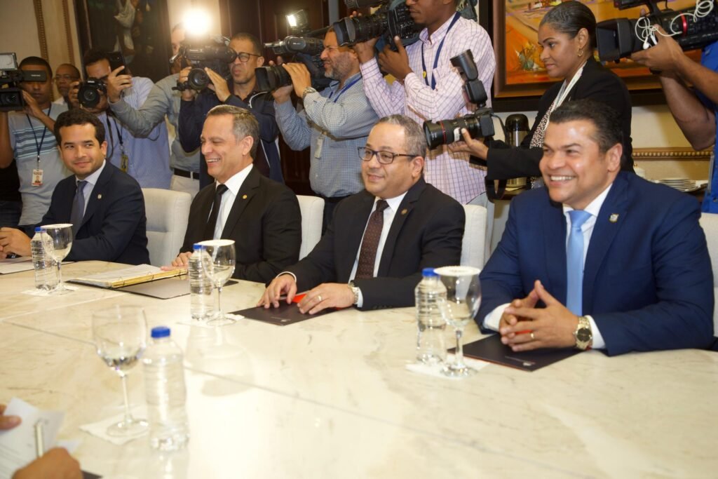 Miembros del CNM 2 CNM se reúne en el Palacio Nacional para abordar varios temas