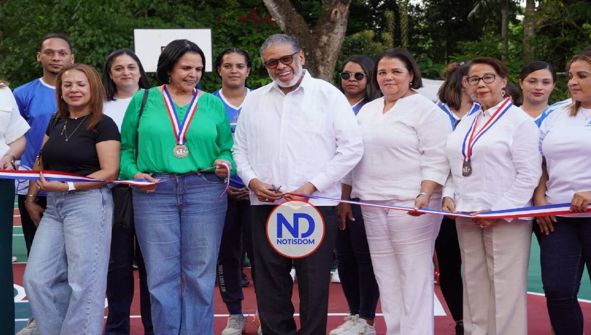 Desarrollo de la Comunidad acondiciona cancha deportiva en Salcedo 2 Desarrollo de la Comunidad acondiciona cancha deportiva en Salcedo