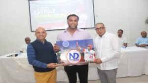 Ex Grandes Ligas Nelson Cruz recibe reconocimientos en el municipio de Castillo