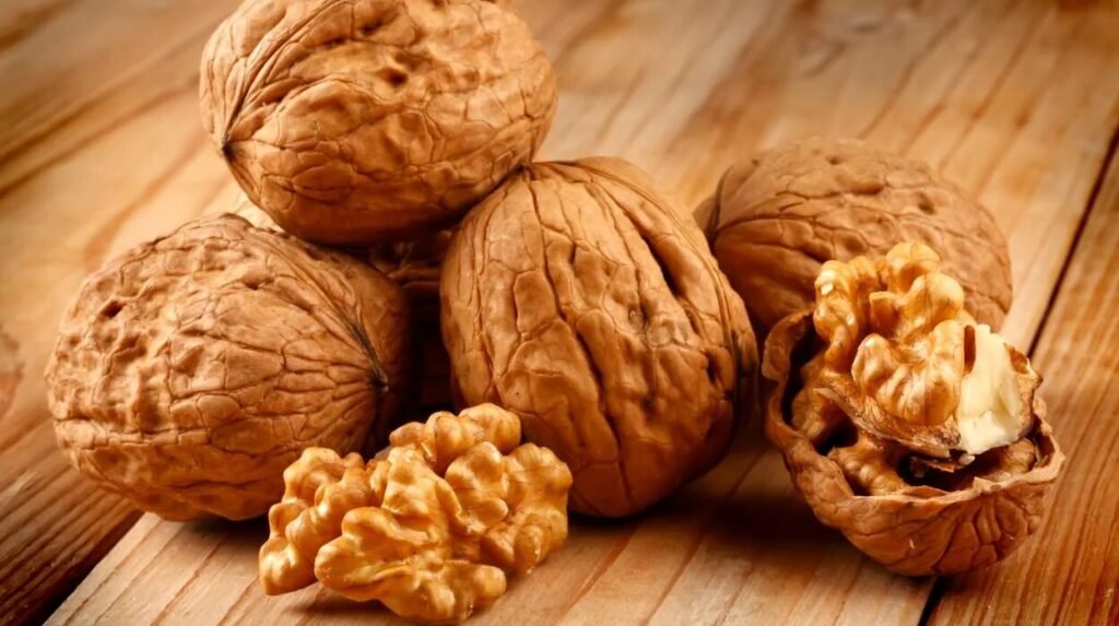 Nueces dentro y fuera de su cascaron Cerebro, corazón, huesos, cáncer... ¡Los sorprendentes beneficios de las nueces!