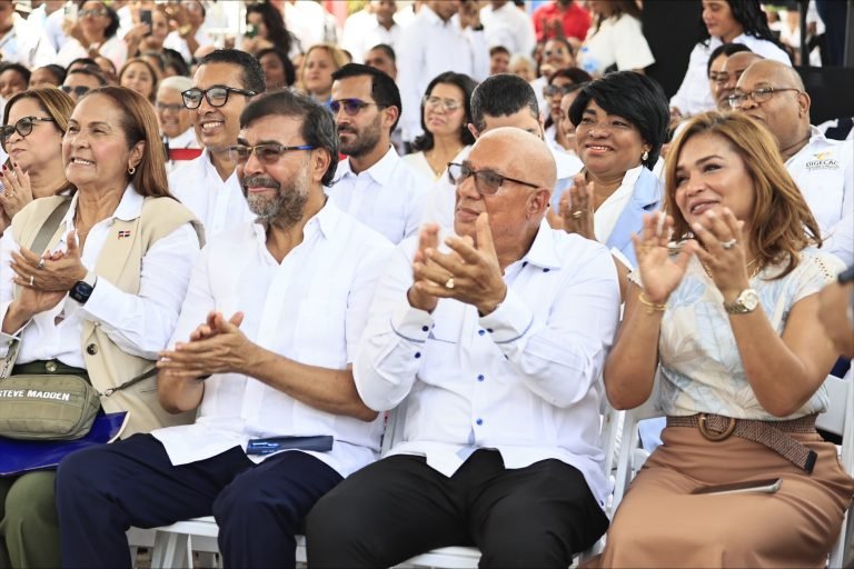 PRESENTES EN LA CEREMONIA Presidente Abinader entrega remozado hospital Villa Riva