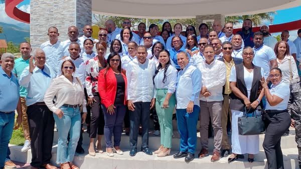 PROFESORES JIMANI Senador de la provincia Independencia valora llegada del TRAE a esa demarcación