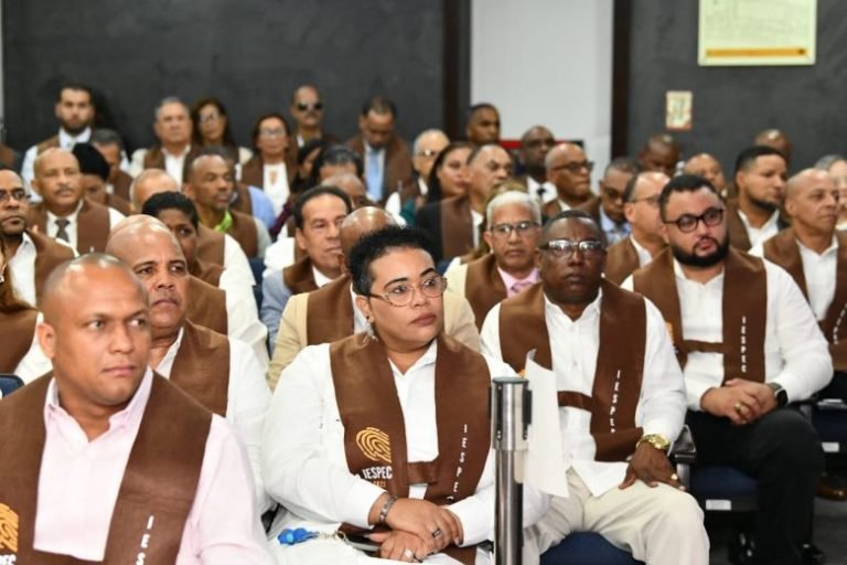 Parte de los graduandos Graduados en Administración Electoral miembros de partidos