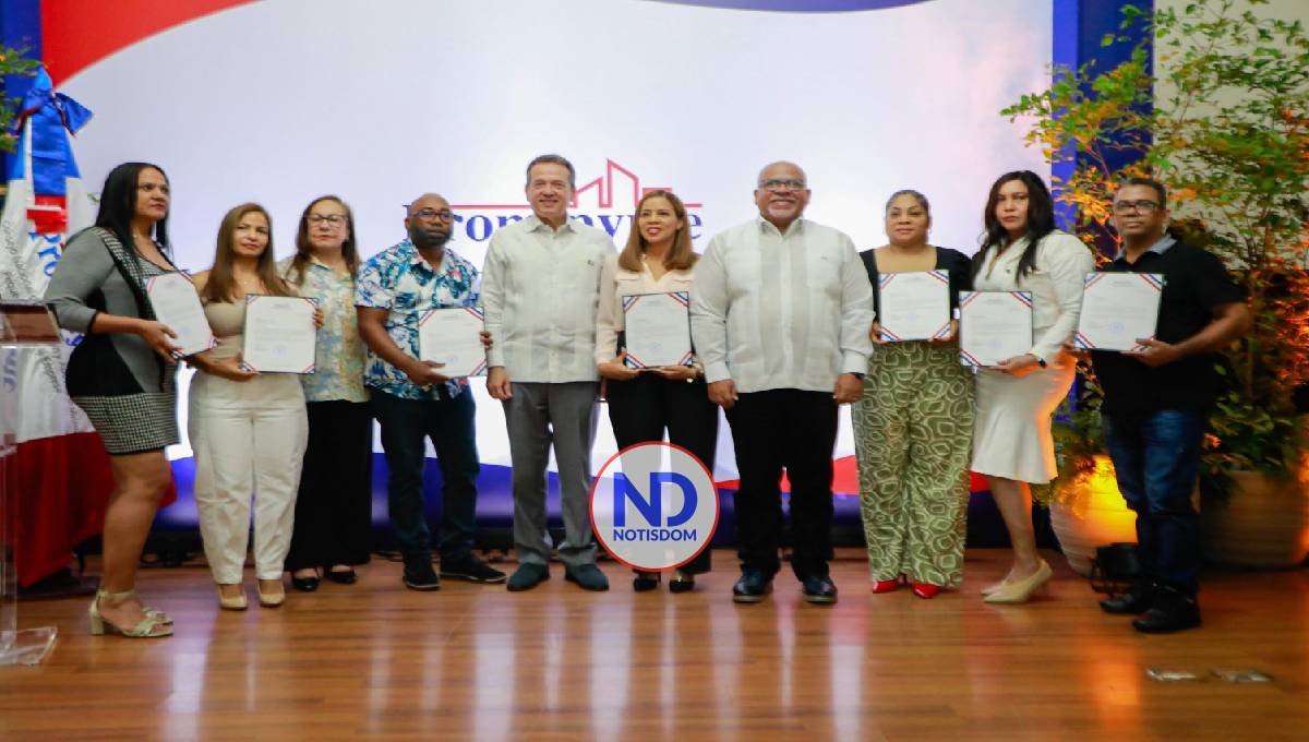 Gobierno entrega RD$110 MM en créditos a 500 microempresarios de Santiago