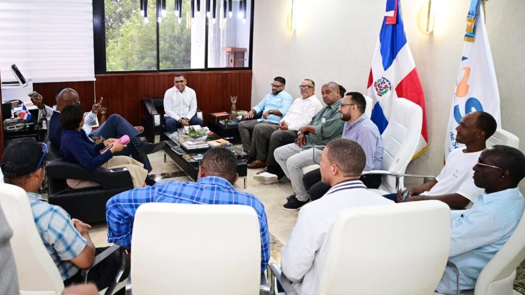 Reunion de hombres alrededor de una mesa en oficina Nuevos límites en seguros garantizarán cobertura al 95 % de los siniestros