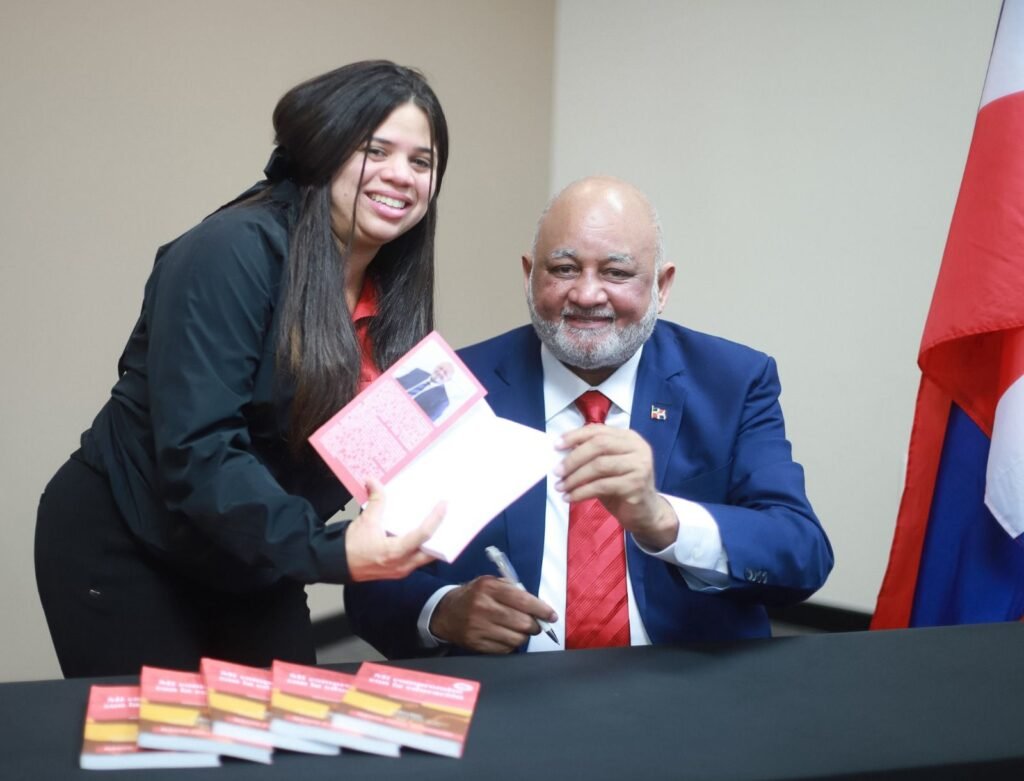 Roberto Fulcar Y OTROS 1 Roberto Fulcar presenta en Miami su libro "Mi compromiso con la educación"