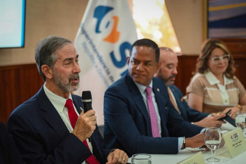 SIS SIS firma acuerdo para fortalecer prevención lavado de activos en sector asegurador