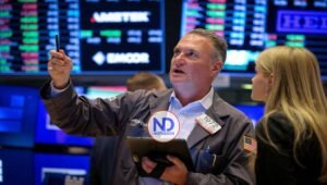 Wall Street cierra mixto, expectante a otra tanda de resultados empresariales