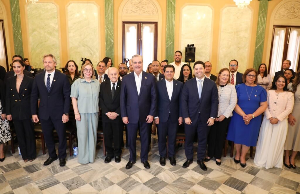 luis abinader y otros 3 Abinader juramenta Comité Científico del HUB de Innovación Punta Bergantín