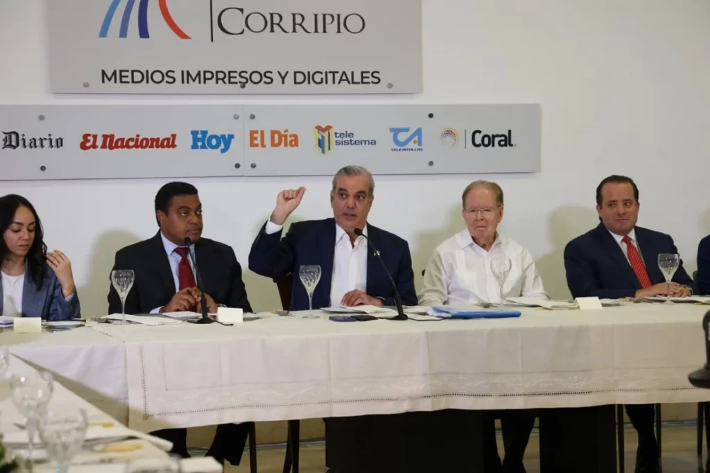 ABINADER Y OTROS 11 Abinader califica como “indignante” el salario mínimo público y anuncia revisión