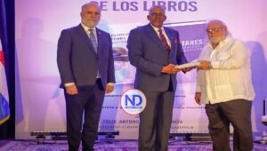 Contralor Santana pone circular obras de economía y finanzas