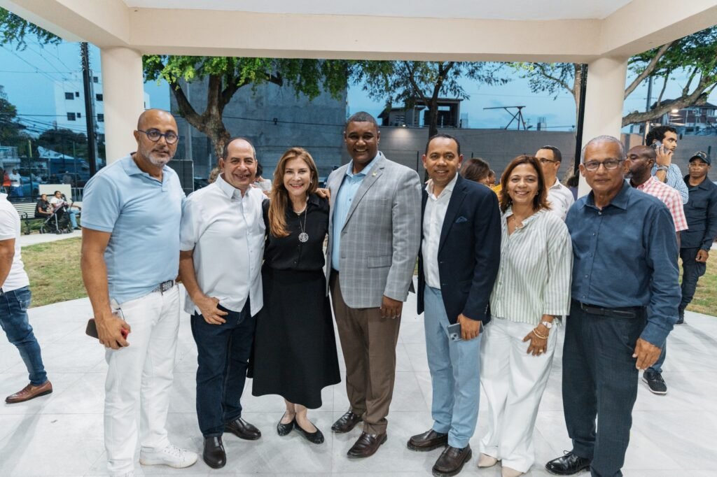 Carolina moderniza parque 30 de Mayo para disfrute de los comunitarios 4 Carolina Mejia junto a personalidades Carolina moderniza parque 30 de Mayo para disfrute de los comunitarios