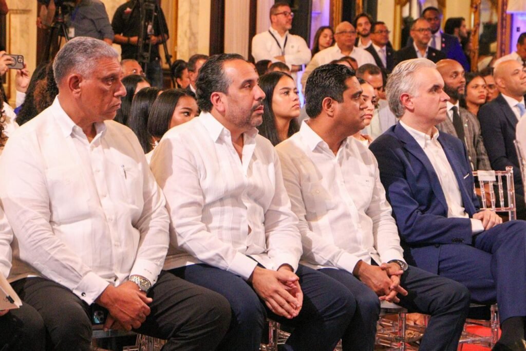Chu Vasquez Alberto Rodriguez Kelvin Cruz y Luis Miguel de Camps Abinader dedica LA Semanal al Inefi; resalta su importancia e impacto social