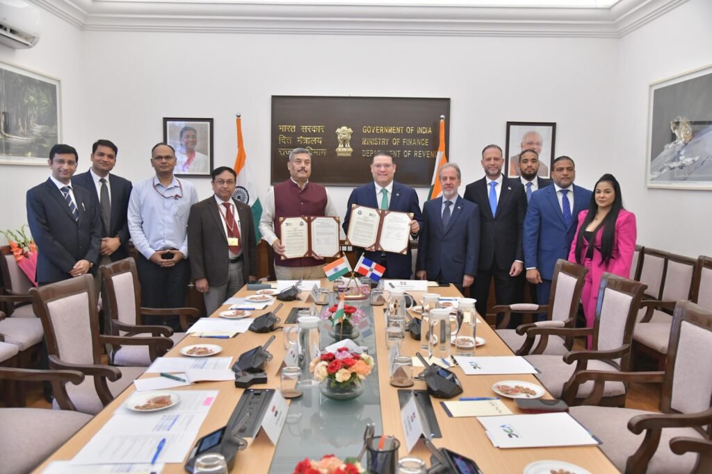 Direccion General de Aduanas 1 Sanz Lovatón y Surjit Bhujabal firman acuerdo para facilidades aduaneras de Operadores Económicos