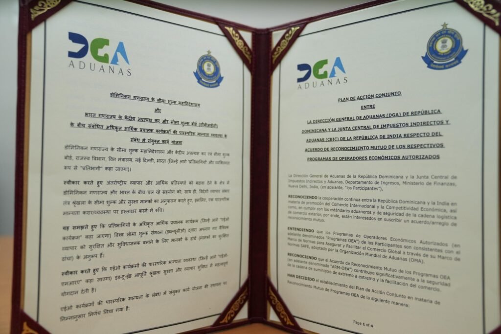 Direccion General de Aduanas 2 Sanz Lovatón y Surjit Bhujabal firman acuerdo para facilidades aduaneras de Operadores Económicos