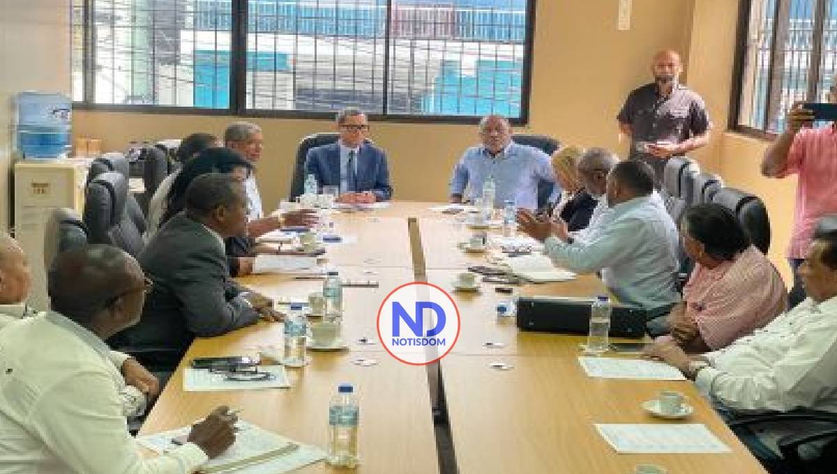 Ministro dominicano de Trabajo escucha reclamos sindicales