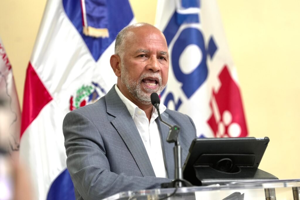 Eduardo Hidalgo 2 Indotel y ADP firman convenio que otorga más de 1,400 becas y capacitar docentes en competencias digitales