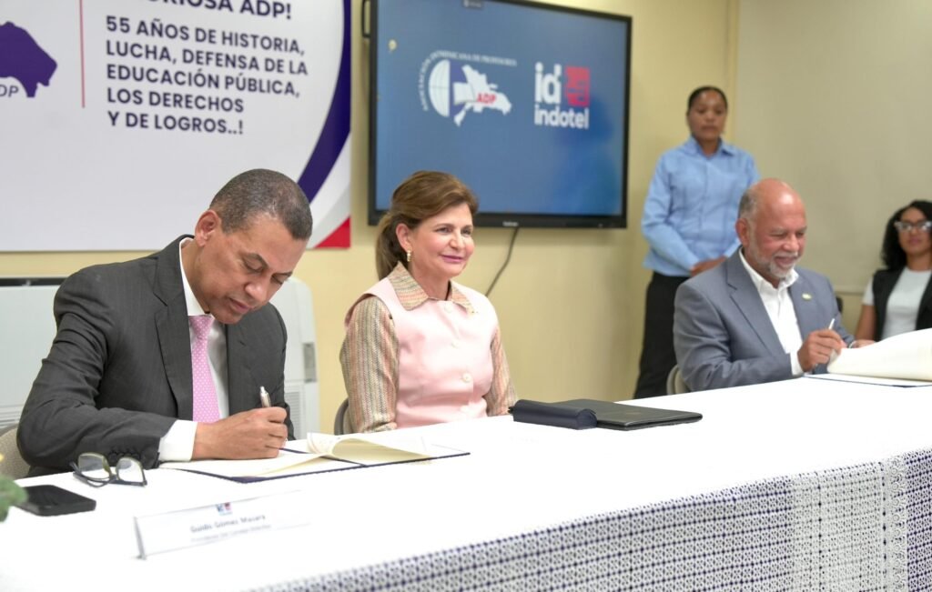 Gomez Mazara Raquel Pena y Eduardo Hidalgo Indotel y ADP firman convenio que otorga más de 1,400 becas y capacitar docentes en competencias digitales