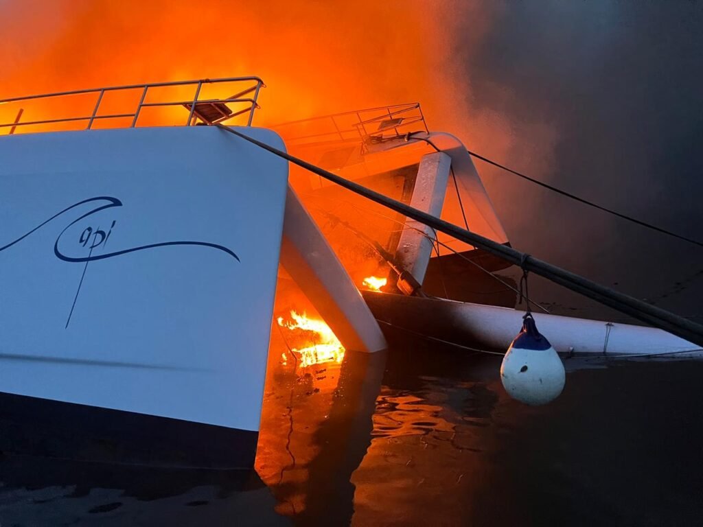 INCENDIO 4 Se incendia embarcación en la Bahía de Luperón, Puerto Plata