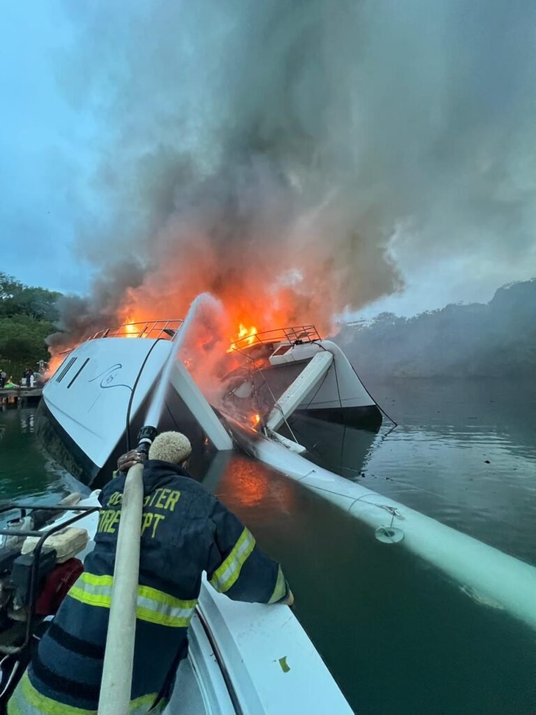 INCENDIO 5 Se incendia embarcación en la Bahía de Luperón, Puerto Plata