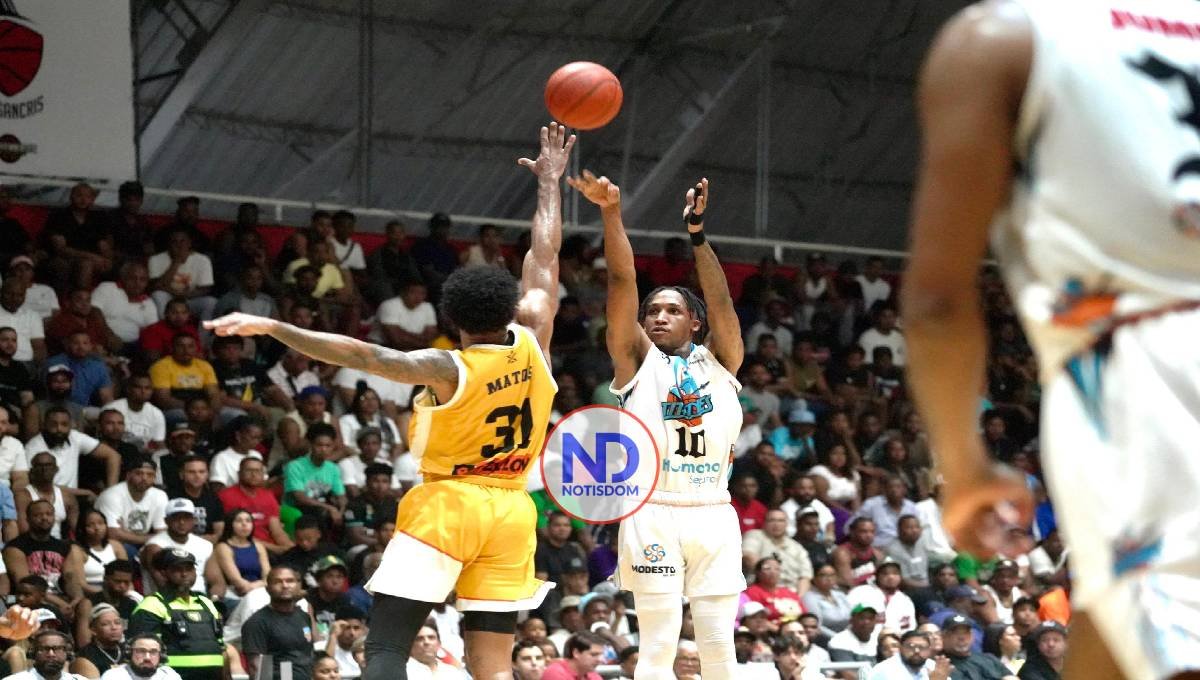 Titanes liquidan otra vez a Metros y colocan 2-0 la final, a casa llena en SC