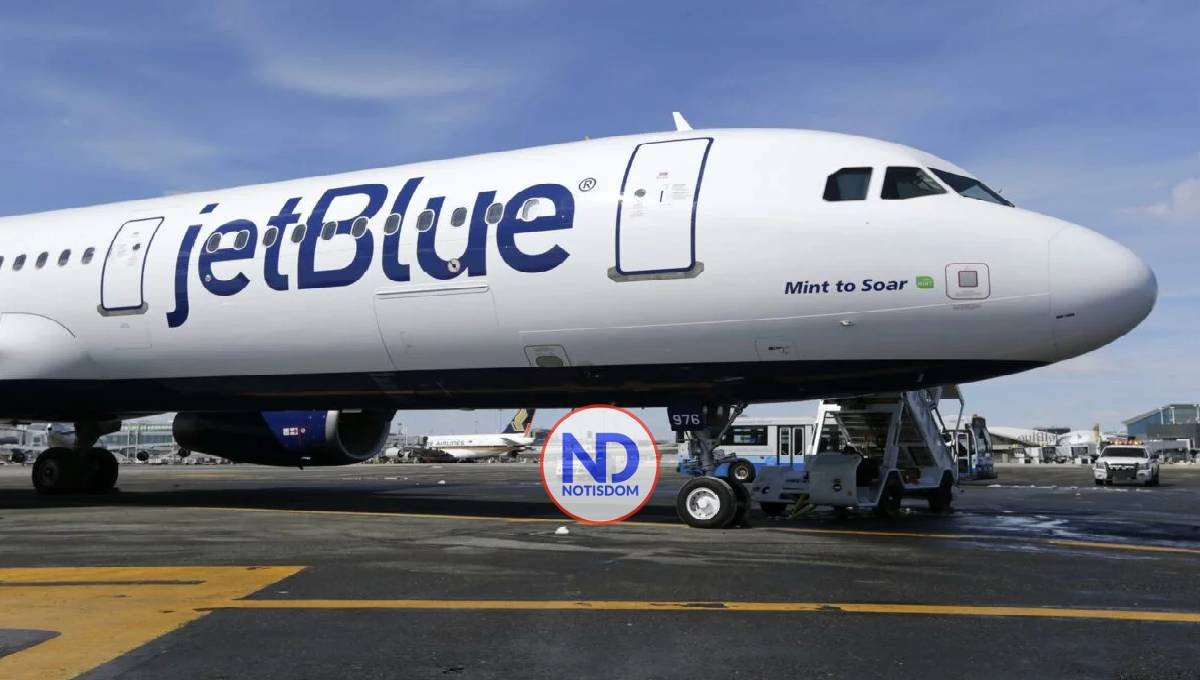 Decenas de pasajeros de JetBlue varados en Aeropuerto Las Américas por retraso de vuelo