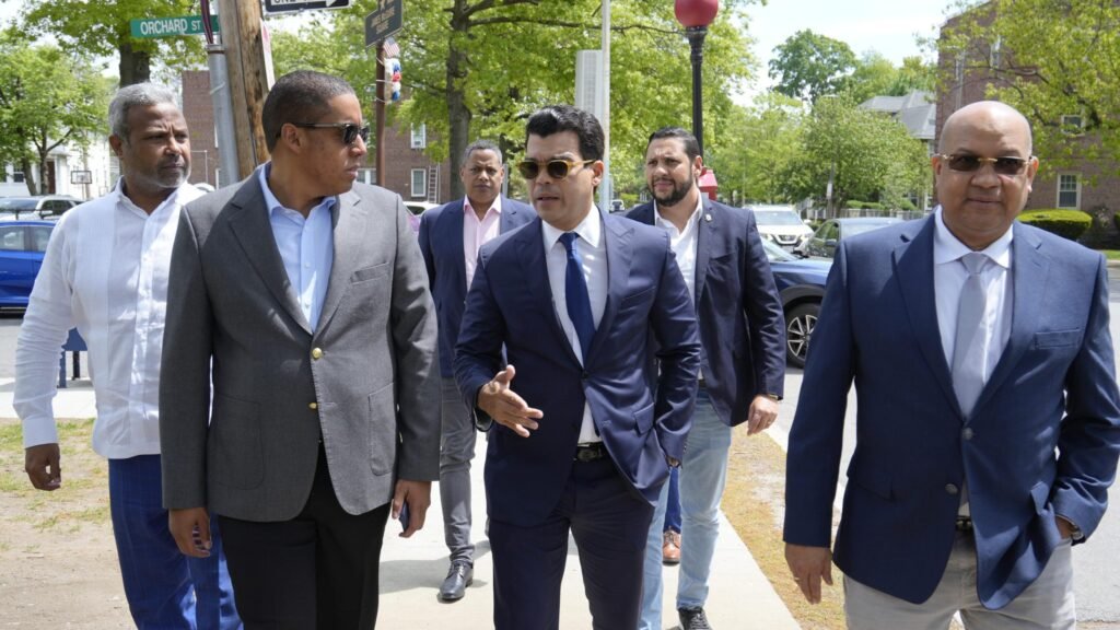 Joel Chalas resalta liderazgo y obras de Wellington Arnaud en Inapa 3 Joel Chalas y Luis Abinader 1 Joel Chalas resalta liderazgo y obras de Wellington Arnaud en Inapa