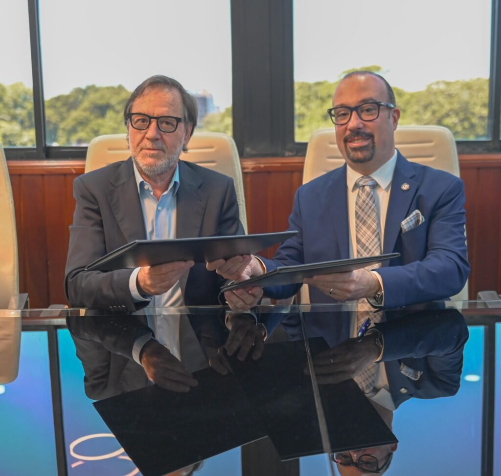 Superintendencia de Seguros coordinará Cumbre Iberoamericana del Seguro en SD 3 Julio Cesar Valentin Jiminian y Pascual Llongueras 1 Superintendencia de Seguros coordinará Cumbre Iberoamericana del Seguro en SD