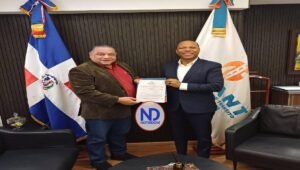 Director del Intrant entrega licencia de transporte escolar a Conachottransc