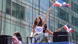 Miss Mundo Dominicana Mayra Delgado ovacionada en el Desfile Dominicano en Nueva York