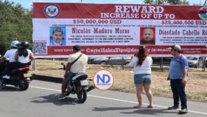  EU instala valla con la recompensa Maduro-Cabello