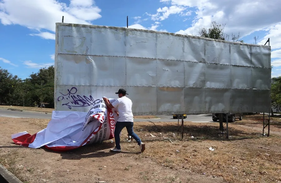 Nicolas Maduro VALLA  EU instala valla con la recompensa Maduro-Cabello