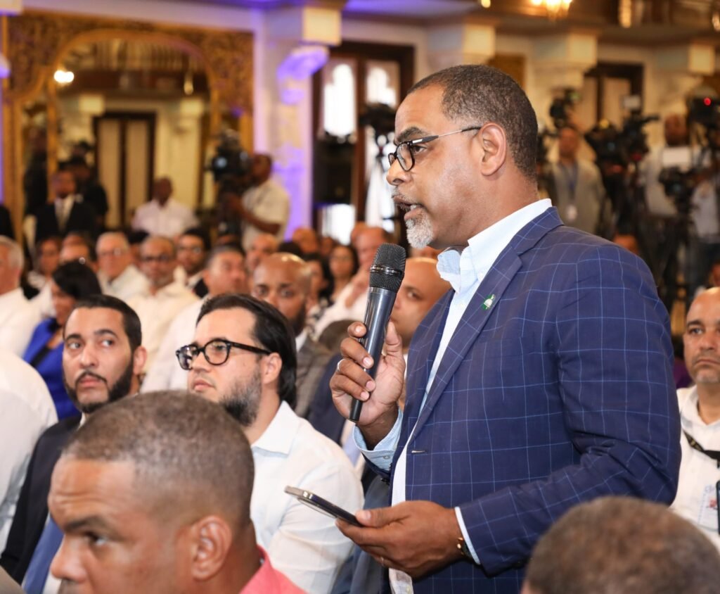 Periodistas entre ellos Joel Sarda y William Aish Abinader dedica LA Semanal al Inefi; resalta su importancia e impacto social