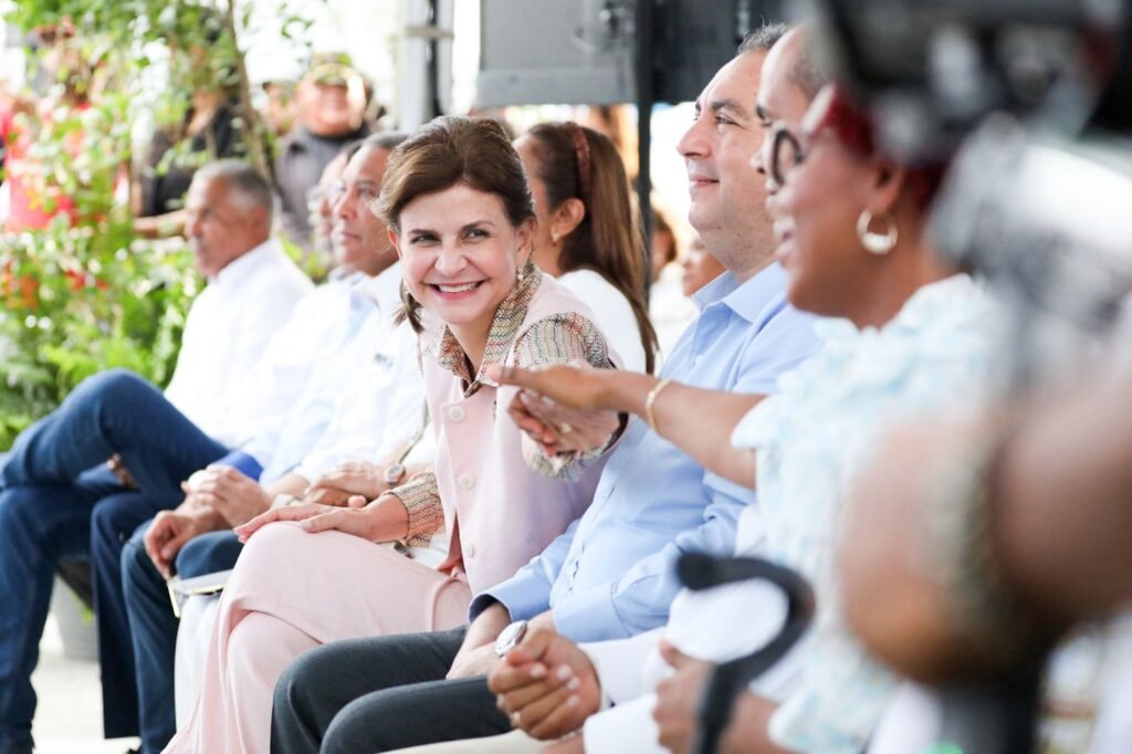 RAQUEL PENA 193 Raquel Peña entrega obras en Sánchez Ramírez y Duarte